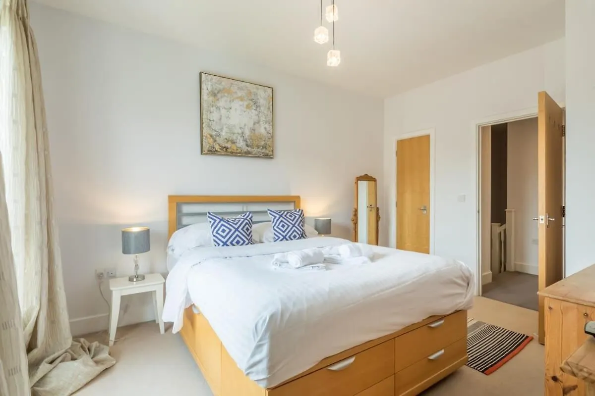 Charming & Spacious House With Free Parking Cambridge