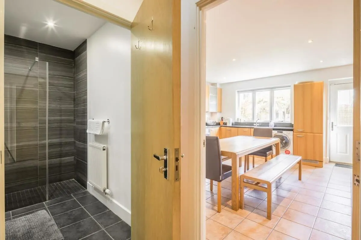 Charming & Spacious House With Free Parking Cambridge  Holiday home Cambridge (Cambridgeshire)